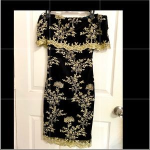 Off shoulder social embroidered dress size S color black and gold. Brand new !